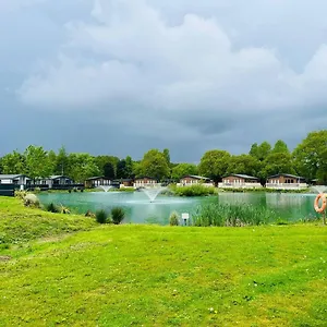 Waterside Retreat With Hot Tub Pocklington